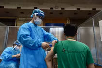 Được “nới” hoạt động trở lại, shipper xếp hàng đi tiêm vắc xin