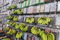 Biến cửa hàng phụ kiện điện thoại thành quầy rau giữa phố Cổ