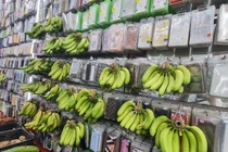 Biến cửa hàng phụ kiện điện thoại thành quầy rau giữa phố Cổ