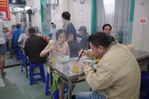 Hà Nội: Quán phở đắt khách ngày đầu được mở bán ăn tại chỗ