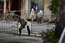 Thiết lập vùng kiểm soát, người dân vẫn cố tình “vượt rào”