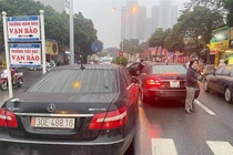 Vụ 2 xe Mercedes trùng biển số tại Hà Nội: Xuất trình đủ giấy tờ vẫn bị giữ dài ngày
