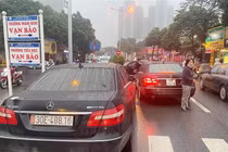 Vụ 2 xe Mercedes trùng biển số tại Hà Nội: Xuất trình đủ giấy tờ vẫn bị giữ dài ngày