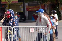 Xếp hàng từ sáng đến chiều... không mua được bánh Trung Thu Bảo Phương