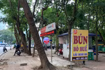 Công viên Bắc Linh Đàm bị "xẻ thịt" thành điểm trông giữ xe và kinh doanh