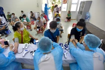 Công nhân người dân tộc bị mắc kẹt ở Hà Nội được tiêm Vero Cell