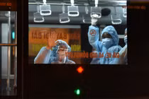 Hà Nội đưa đi cách ly 150 F1 ở ổ dịch BV Việt Đức