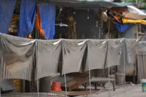 Chợ đầu mối phía Nam quây tấm chắn nilon chờ ngày mở cửa