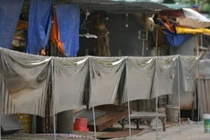 Chợ đầu mối phía Nam quây tấm chắn nilon chờ ngày mở cửa