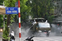 Xe đặc chủng Bộ Tư lệnh Hoá học ra quân phun khử khuẩn