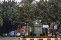 Dải phân cách rộng khiến đường Hoàng Quốc Việt dễ ùn tắc