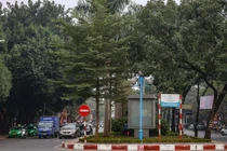 Dải phân cách rộng khiến đường Hoàng Quốc Việt dễ ùn tắc