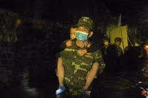 Phú Yên, hơn 200 cán bộ, chiến sĩ quân đội cứu dân trong đêm