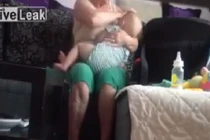 Bắt quả tang bảo mẫu bạo hành bé 9 tháng tuổi