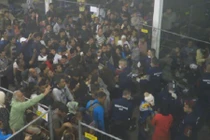 Xôn xao video cảnh sát ném thức ăn cho người di cư