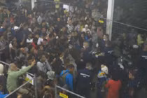 Xôn xao video cảnh sát ném thức ăn cho người di cư