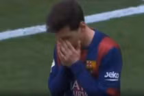 Khoảnh khắc "chân gỗ" khó tin của siêu sao Lionel Messi