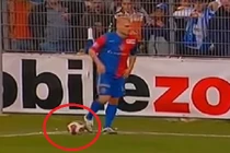 Pha phối hợp đá phạt góc chưa từng có trong bóng đá