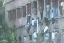 Cảnh gian lận thi cử khó tin ở Ấn Độ 