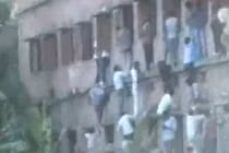 Cảnh gian lận thi cử khó tin ở Ấn Độ 