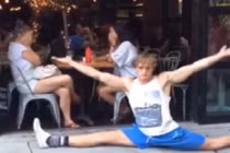 Trai trẻ với biệt tài xoạc chân khiến chị em sửng sốt