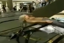 Phản cảm cảnh gái trẻ nghịch dại với thang máy