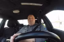 Cảnh sát hát nhép ca khúc của Taylor Swift như “lên đồng“