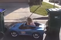 Bé gái 4 tuổi trổ tài drift ô tô gây sốt mạng