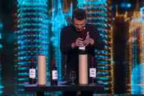 Tiết mục ảo thuật với chai và ly không thể tin nổi 