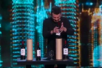 Tiết mục ảo thuật với chai và ly không thể tin nổi 