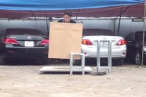 Khó tin màn ảo thuật làm biến mất đôi chân