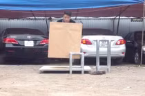 Khó tin màn ảo thuật làm biến mất đôi chân