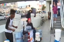 Trố mắt xem nghệ sĩ đường phố chơi nhạc chẳng giống ai