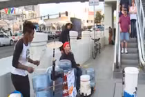 Trố mắt xem nghệ sĩ đường phố chơi nhạc chẳng giống ai