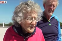 Cụ bà 100 tuổi nhảy dù mừng sinh nhật