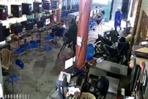 Bố đánh con tới tấp vì bỏ học chơi game