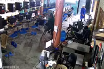 Bố đánh con tới tấp vì bỏ học chơi game