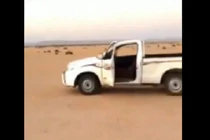 Sốc với ô tô không người lái đi trên sa mạc