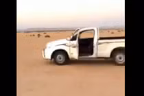 Sốc với ô tô không người lái đi trên sa mạc