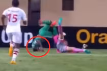 Cú ngã kinh hoàng nhất trong lịch sử bóng đá thế giới