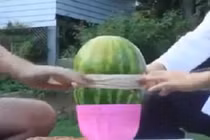 Video: Bổ dưa hấu bằng dây chun gây sốc