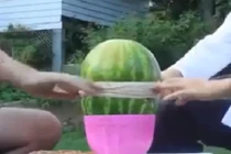 Video: Bổ dưa hấu bằng dây chun gây sốc
