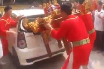 Kiệu rước đâm nát vụn kính xe Kia Morning