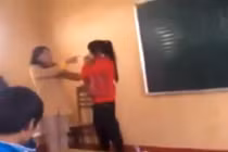 Cô giáo nhảy lên ghế tát học sinh, dọa cắt cổ