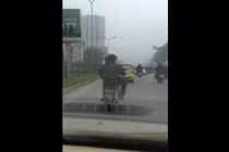 Gái trẻ gác chân lên đùi bạn trai đánh võng, lấn làn