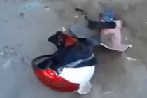 Rùng mình màn thử độ bền mũ bảo hiểm