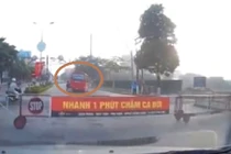 Video xe khách ngông nghênh vượt rào chắn tàu hỏa