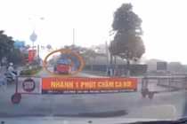 Video xe khách ngông nghênh vượt rào chắn tàu hỏa