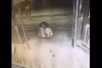 Gái trẻ liều mình đâm vỡ toang cửa kính 