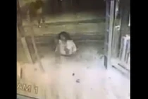 Gái trẻ liều mình đâm vỡ toang cửa kính 